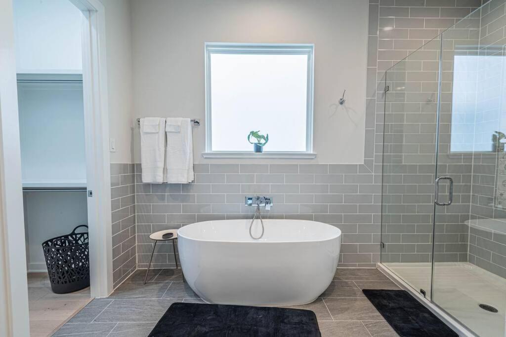Charming 3-Bedroom Luxury Home Near Downtown, Nrg, Galleria & Medical Center Хьюстон Экстерьер фото