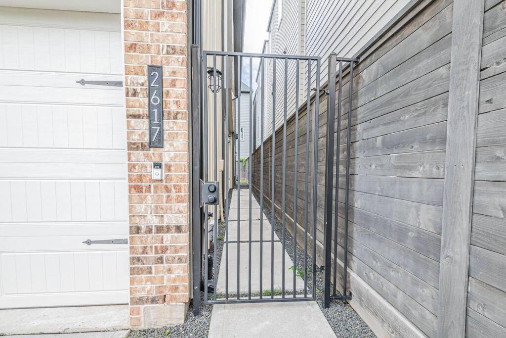 Charming 3-Bedroom Luxury Home Near Downtown, Nrg, Galleria & Medical Center Хьюстон Экстерьер фото